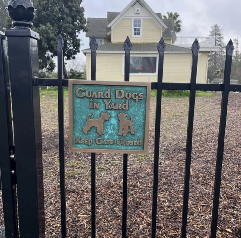 Dogs Close Gate Plaque